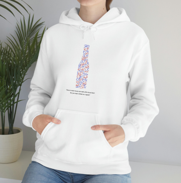 Hoodie dengan aksen tulisan tangan
